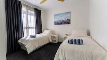 Travel cot, WiFi, bed sheets