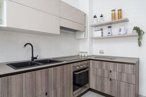 Réfrigérateur, four, plaque de cuisson, cafetière/bouilloire