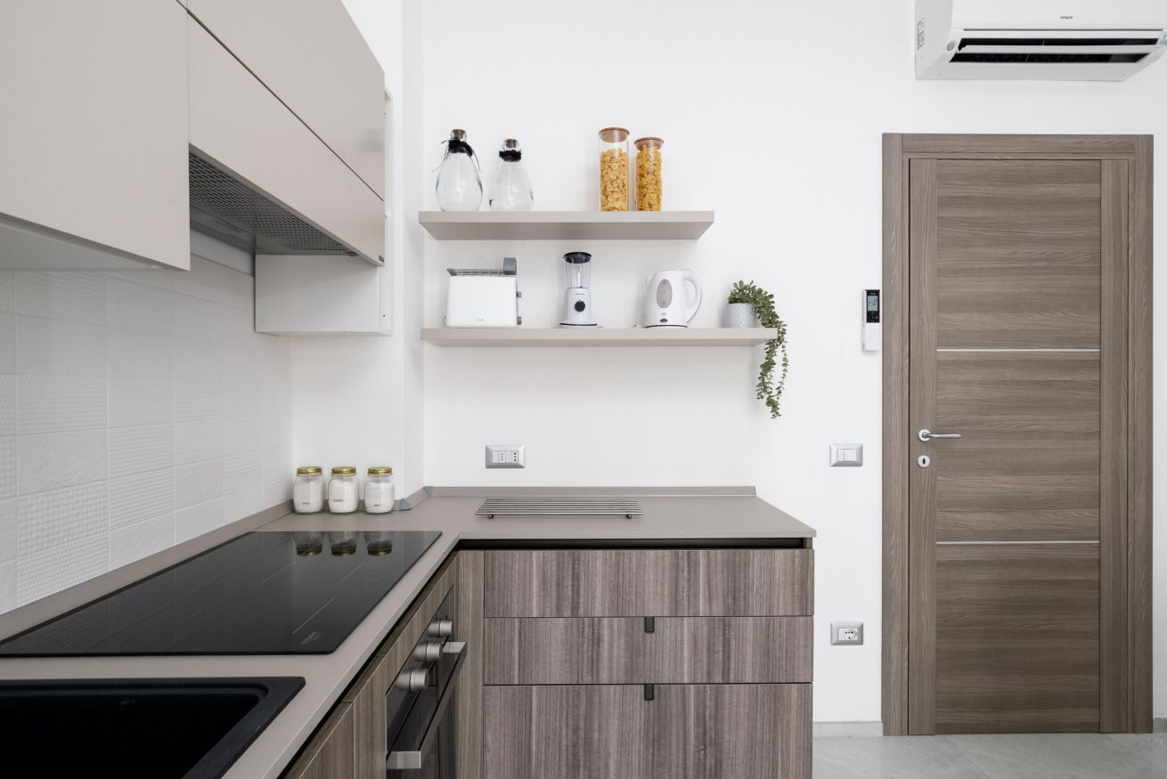 Kühlschrank, Ofen, Herdplatte, Wasserkocher mit Kaffee-/Teezubehör