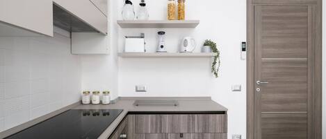 Kühlschrank, Ofen, Herdplatte, Wasserkocher mit Kaffee-/Teezubehör