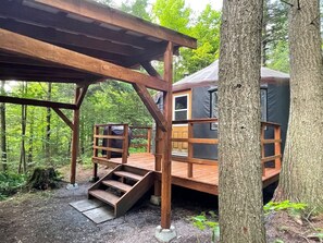 Terrace/patio - Eco-friendly, intimate and immersive yurt: Le Cerf (Saint-Étienne-de-Bolton)