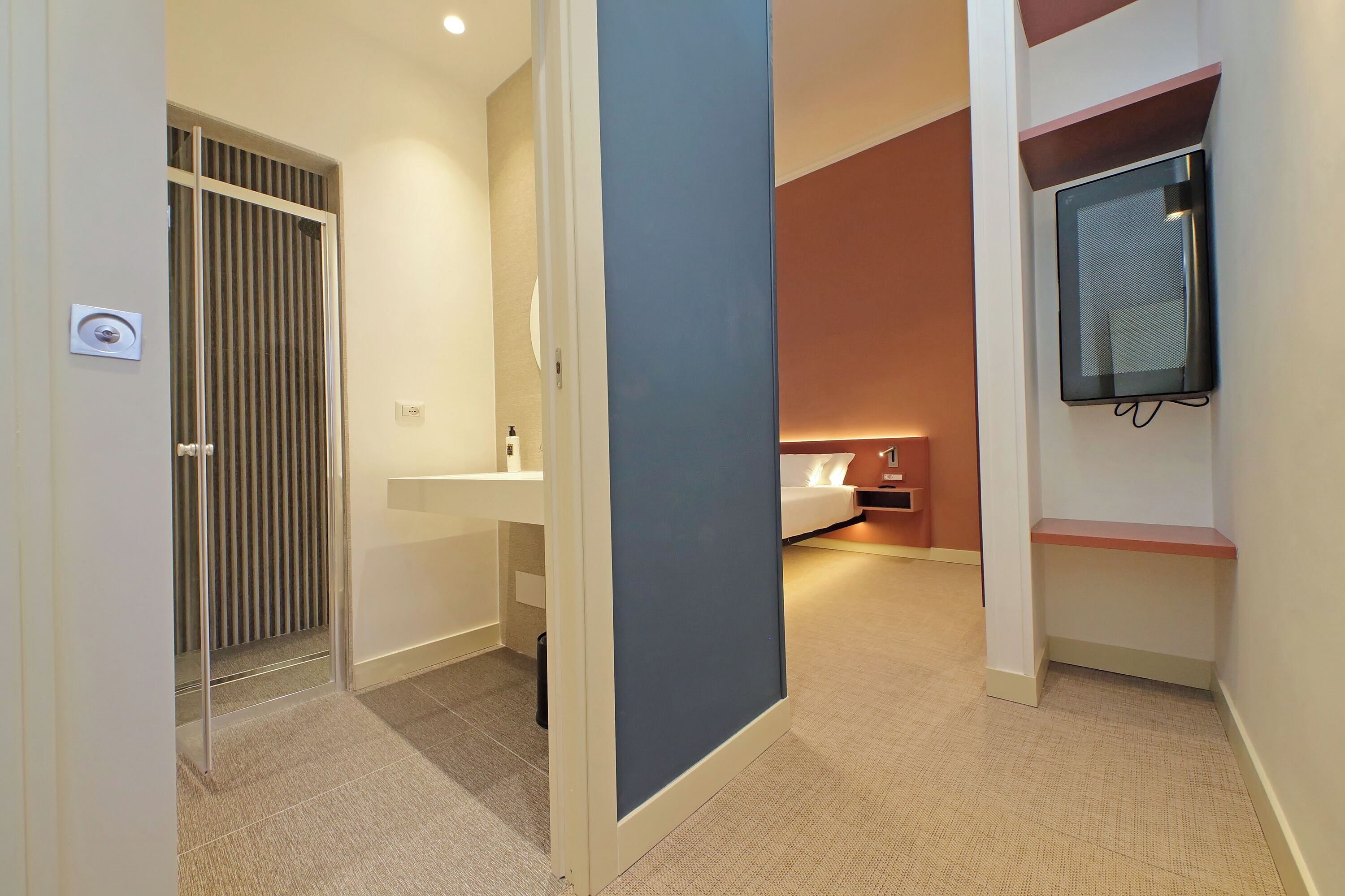 Quarto casal luxo | Banheiro | Chuveiro, secador de cabelo, toalhas de banho, sabonete