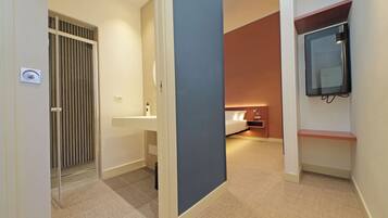 Ducha, secador de pelo, toallas, jabón