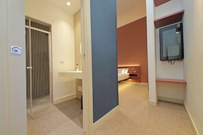 Habitació doble Deluxe | Bany | Dutxa, assecador de cabells, tovalloles i sabó