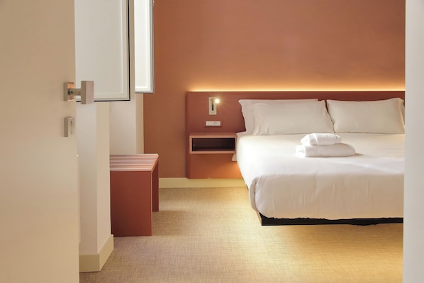 Deluxe Double Room | Peti besi dalam bilik, meja, ruang kerja komputer riba 