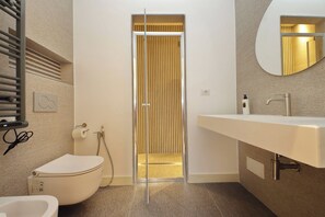 Deluxe Double Room | Bilik Mandi | Pancuran mandi, pengering rambut, tuala disediakan, sabun 