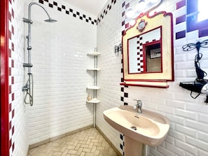 Shower, hair dryer, towels