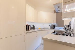 Kühlschrank, Mikrowelle, Ofen, Herdplatte