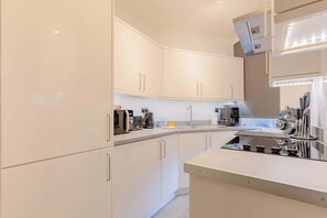 Geladeira, micro-ondas, fogão, cooktop