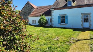 A traditional stone house with a sloped roof and a well-maintained lawn. - Domaine la Heroica (Maisonnais)