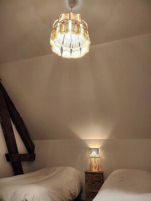 1 dormitorio, tabla de planchar con plancha, ropa de cama