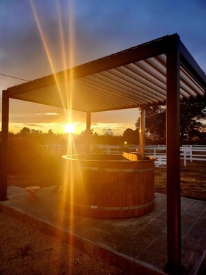 Outdoor spa tub - The signature suite (Maisonnais)