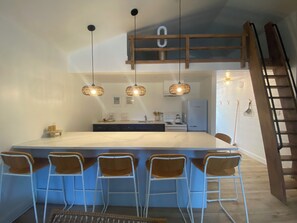 Réfrigérateur, four à micro-ondes, un four, surface de cuisson