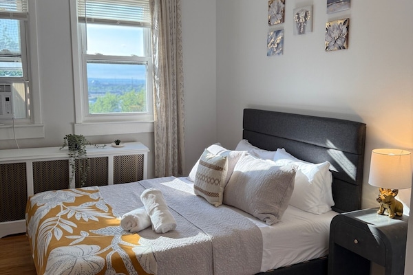 1 soverom, strykejern/-brett, internettilgang og sengetøy