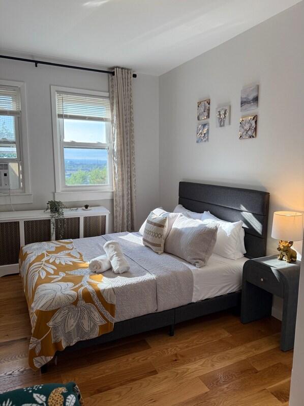 1 bedroom, iron/ironing board, Internet, bed sheets - Vibrant 3-BED Stay In Great Neighborhood Near NYC (Jersey City)