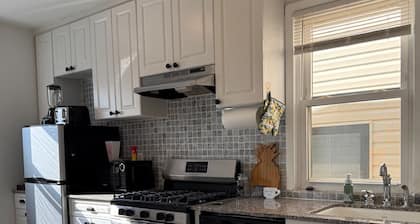 Vibrant 3-BED Stay In Great Neighborhood Near NYC
