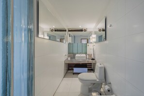 Apartment, 3 Bedrooms | Bathroom
