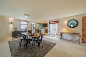 Apartment, 3 Bedrooms | Dining room
