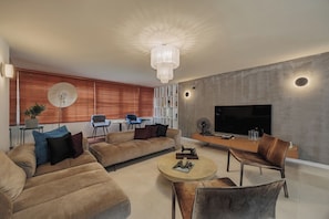 Apartment, 3 Bedrooms | Living room | 35-inch TV with cable channels
