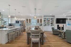 ثلاجة، ميكروويف، فرن، موقد طهي مسطح