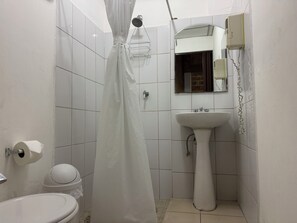 Family Quadruple Room | Bathroom | Shower, hair dryer, towels, soap - La Posadita de Bolonia (Managua)