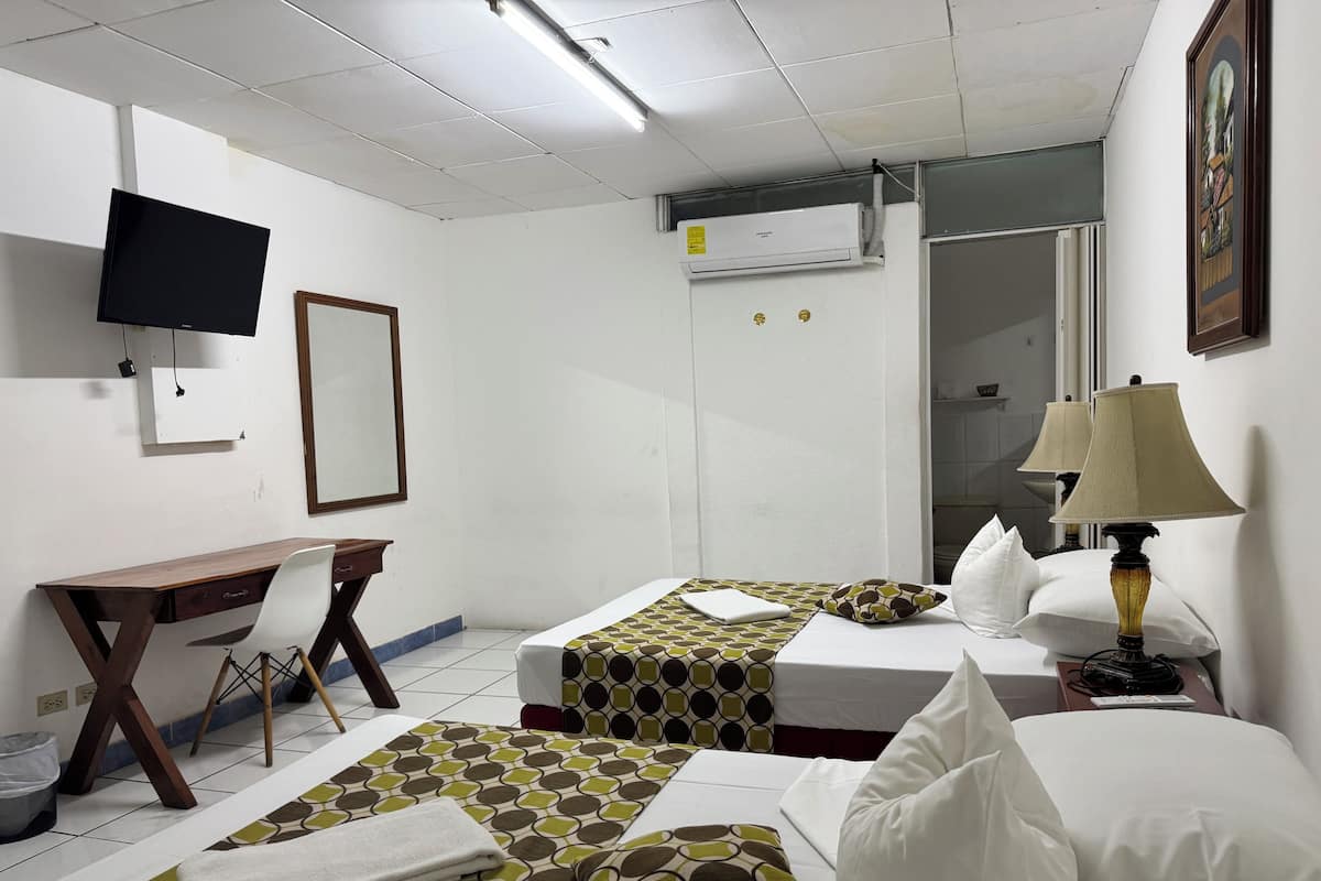 Standard-Dreibettzimmer | Laptopgeeigneter Arbeitsplatz, Bügeleisen/Bügelbrett, kostenloses WLAN