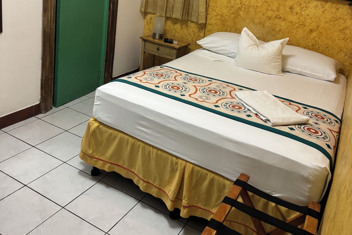 Basic-Einzelzimmer | Laptopgeeigneter Arbeitsplatz, Bügeleisen/Bügelbrett, kostenloses WLAN