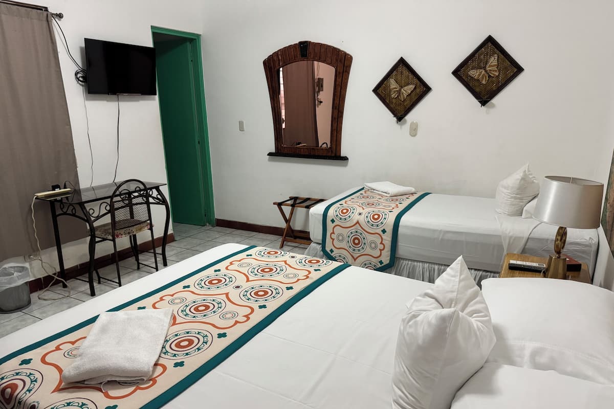 Standard-Doppelzimmer | Laptopgeeigneter Arbeitsplatz, Bügeleisen/Bügelbrett, kostenloses WLAN