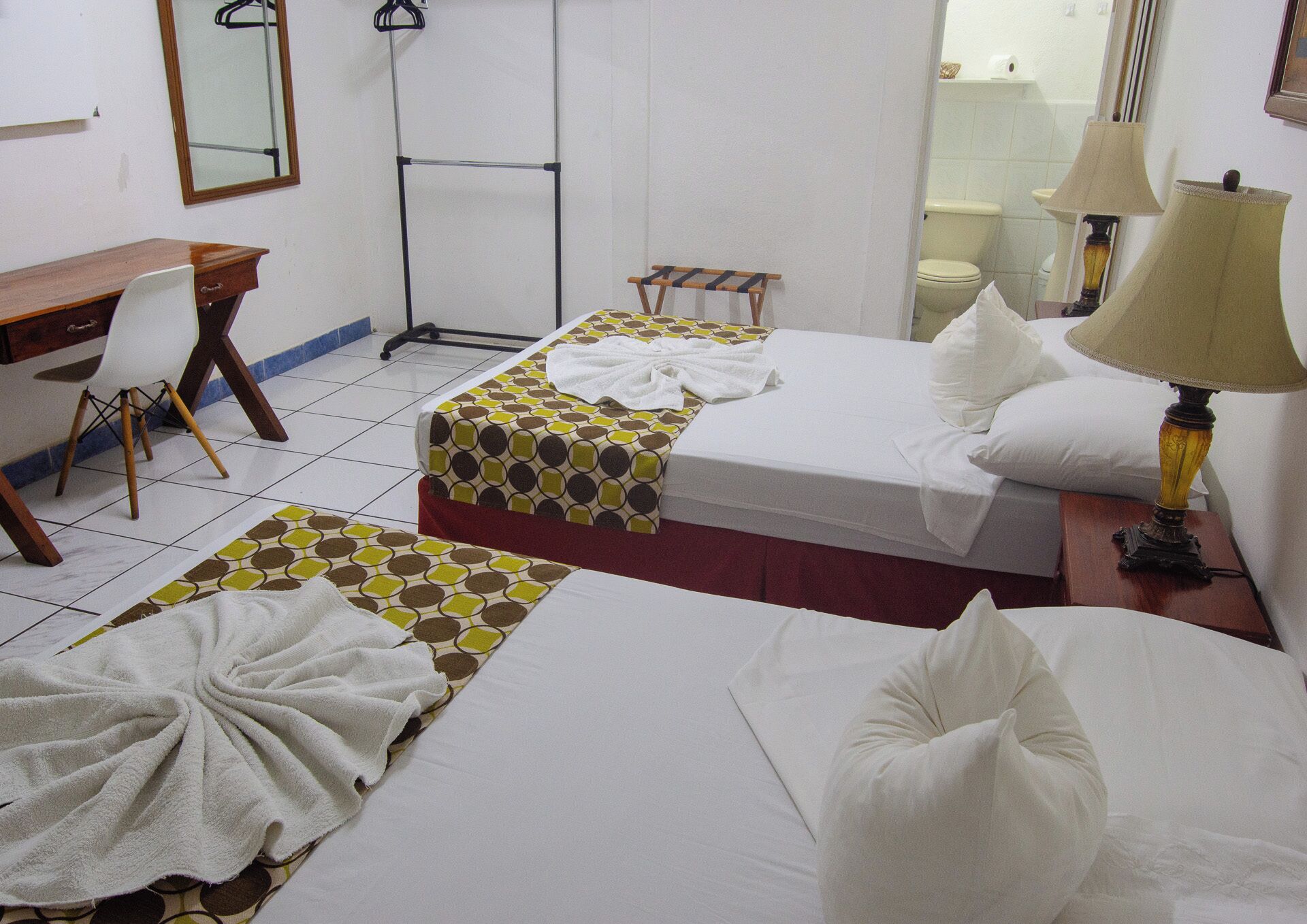 Comfort driepersoonskamer | Een laptopwerkplek, een strijkplank/strijkijzer, gratis wifi