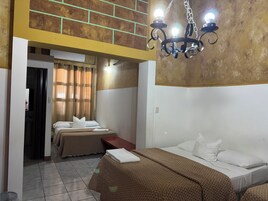 Espacio para trabajar con laptop y tabla de planchar con plancha 