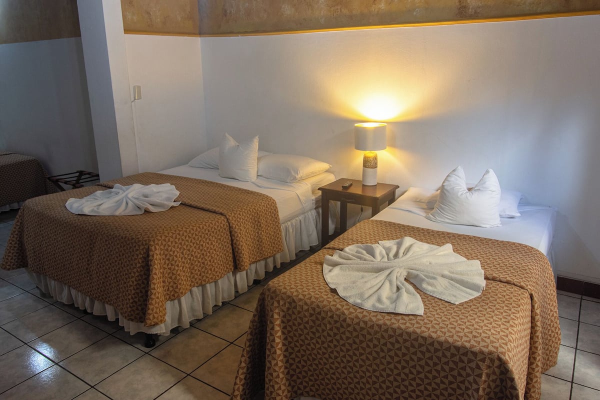 Espacio para trabajar con laptop y tabla de planchar con plancha