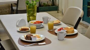 Esmorzar diari de cuina local gratuït