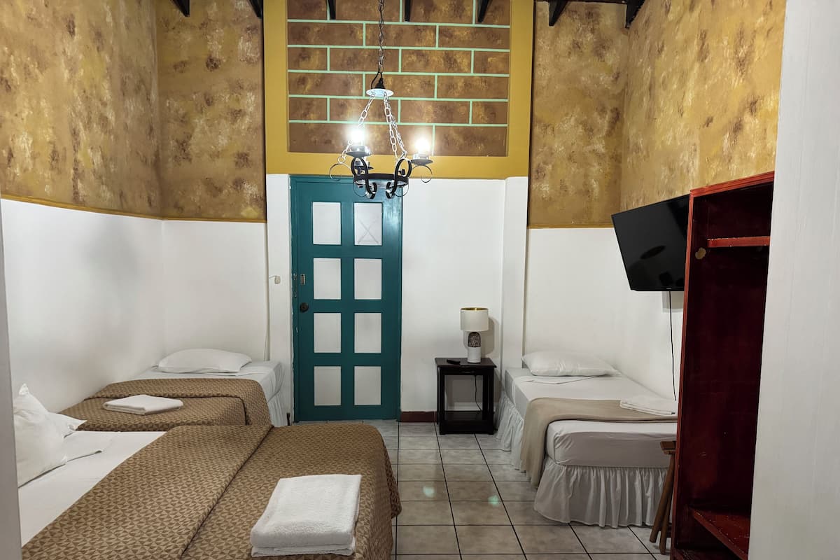 Familien-Vierbettzimmer | Laptopgeeigneter Arbeitsplatz, Bügeleisen/Bügelbrett, kostenloses WLAN