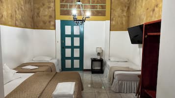 Familjerum för fyra | Arbetsyta för laptop, strykjÀrn/strykbrÀda och gratis wi-fi