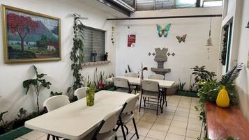 Termasuk sarapan masakan tempatan setiap hari