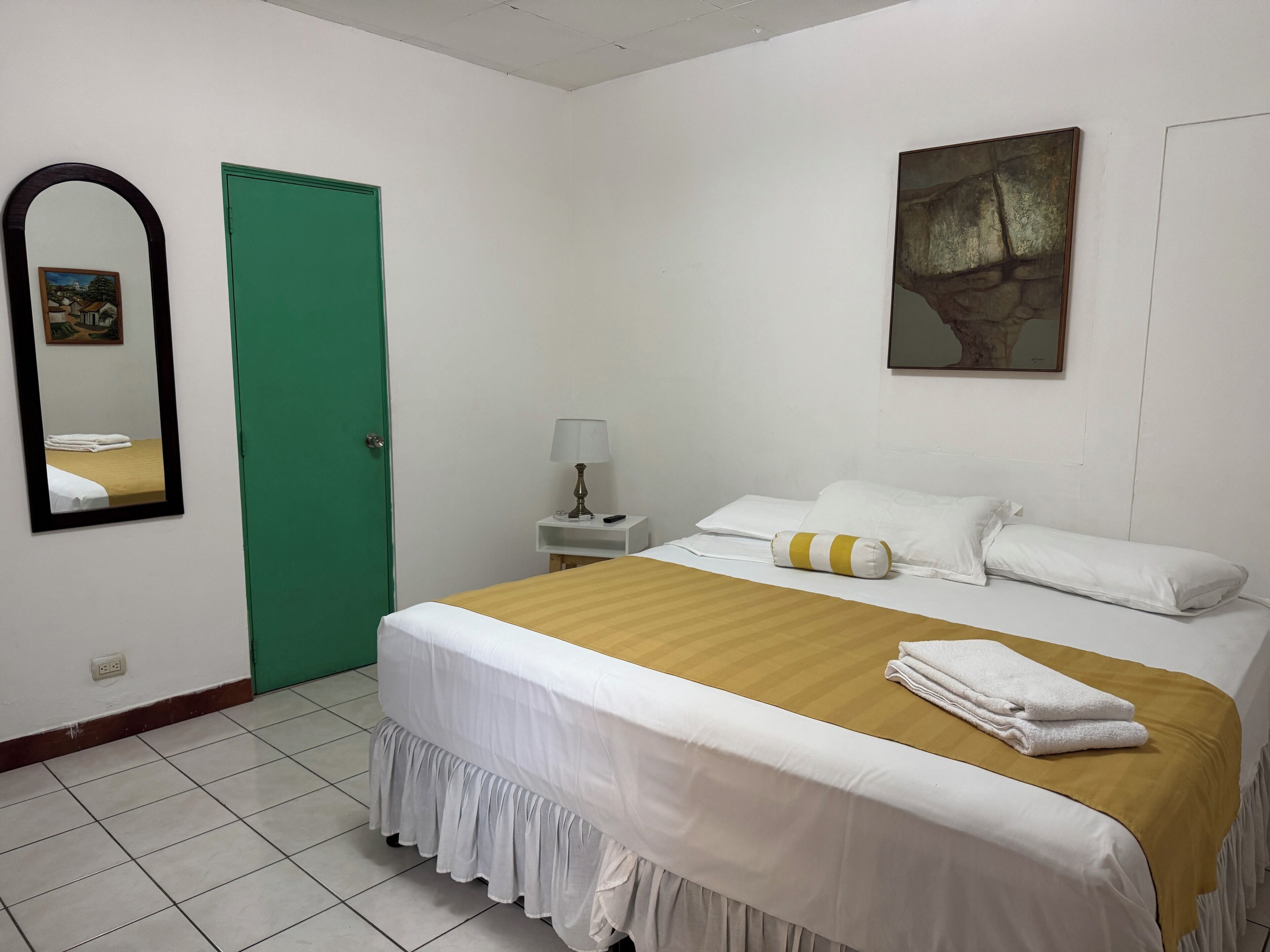 Een laptopwerkplek, een strijkplank/strijkijzer, gratis wifi