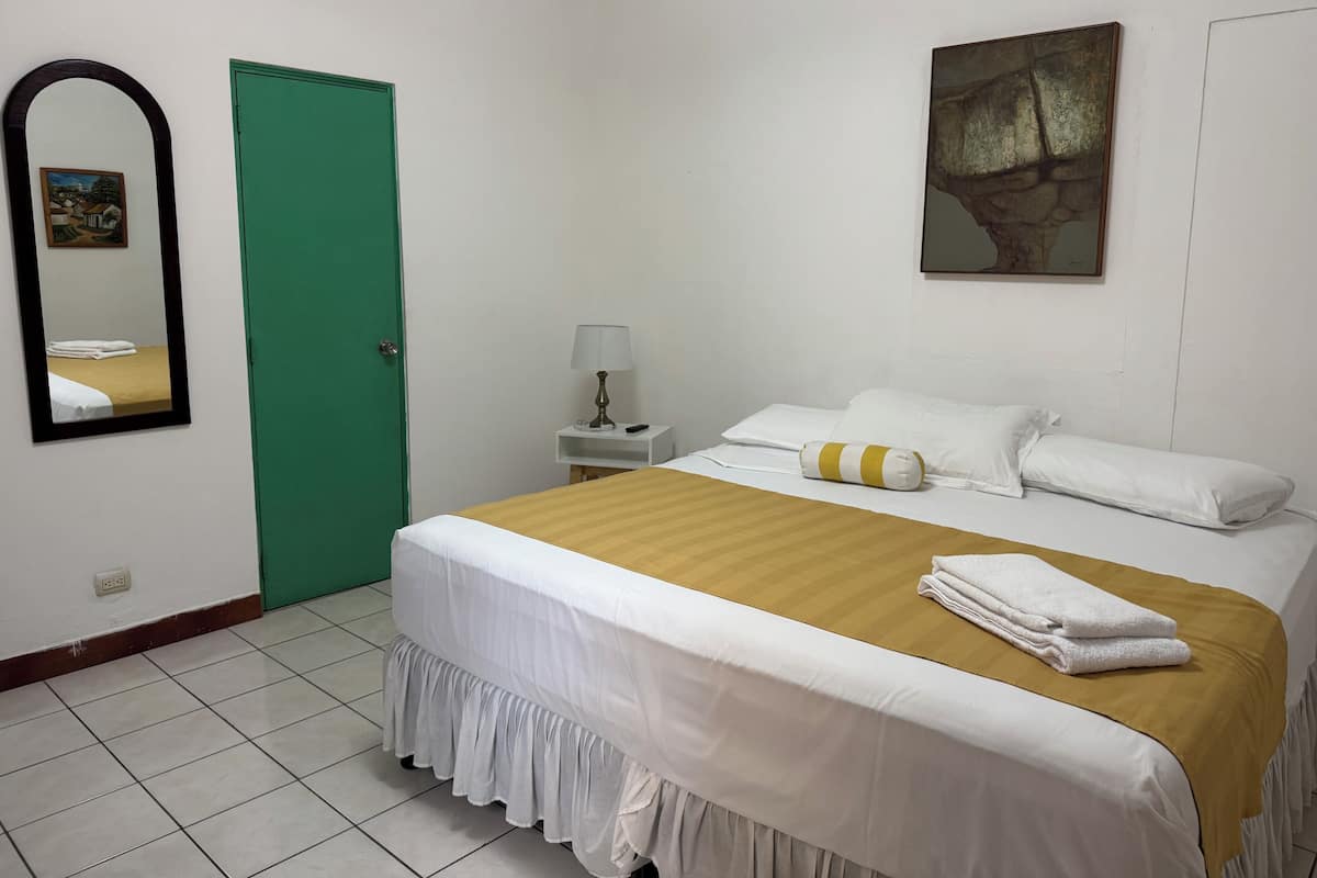 Espacio para trabajar con laptop y tabla de planchar con plancha