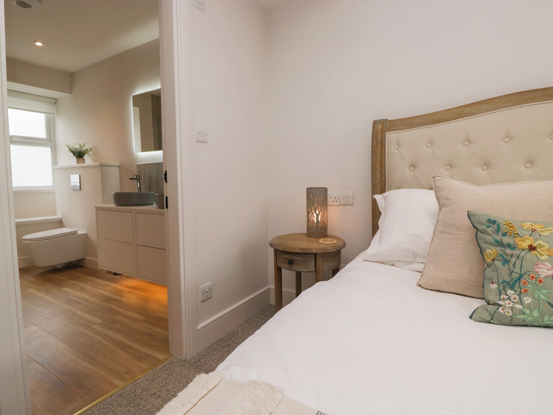 2 kamar tidur dan didekorasi berbeda-beda