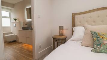 2 kamar tidur dan didekorasi berbeda-beda