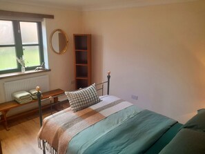 Cottage | 2 bedrooms, individually decorated, individually furnished, free WiFi