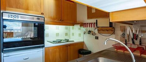 Kjøleskap, mikrobølgeovn, ovn og oppvaskmaskin