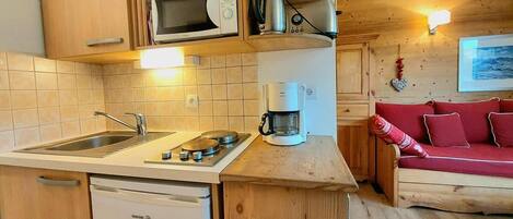 Fridge, oven, coffee/tea maker