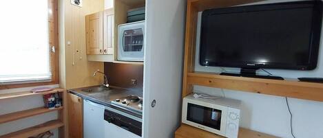 Frigorífico, microondas, horno y lavavajillas