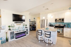 Private kitchen - Fantastic 2-bedroom condo in Hampton Beach, NH AVAILABLE for WINTER tenant 2025! (Hampton)