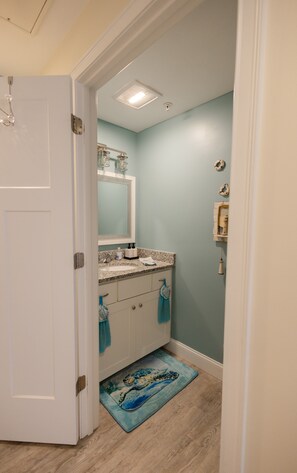 Hair dryer, towels, soap, toilet paper - Fantastic 2-bedroom condo in Hampton Beach, NH AVAILABLE for WINTER tenant 2025! (Hampton)