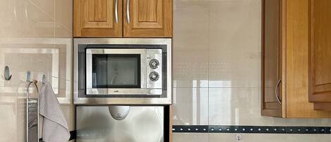 Een koelkast, een microgolfoven, een kookplaat