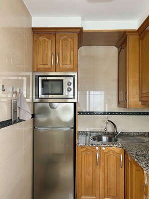 Geladeira, micro-ondas, cooktop, cafeteira/chaleira