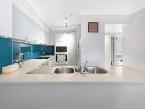 Een koelkast, een microgolfoven, een oven, een kookplaat