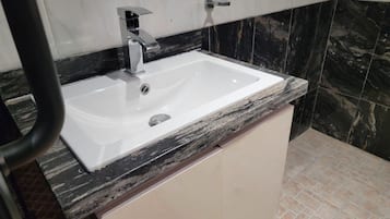 Shower, hair dryer, bidet, towels