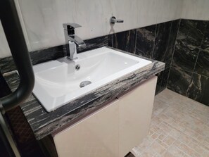 Een douche, een haardroger, een bidet, handdoeken